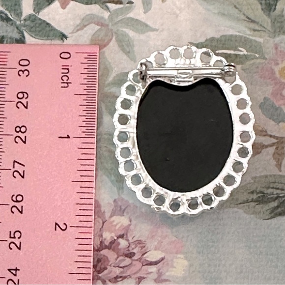 Vintage Black & White Cameo Brooch/Pendant Victorian Revival Shabby Chic - Picture 5 of 10